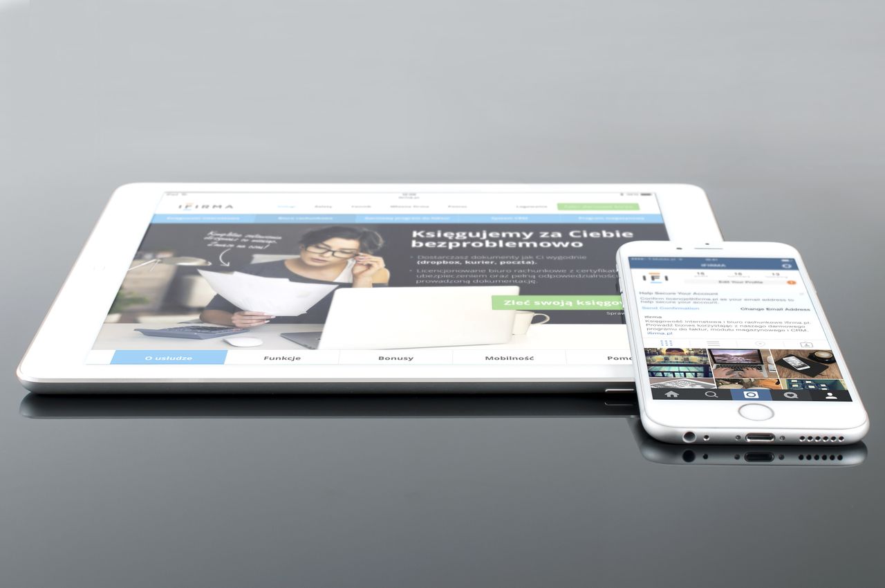 services-03 Tablette moderne et smartphone affichant du contenu web sur une surface réfléchissante, mettant en avant la technologie et la connectivité.